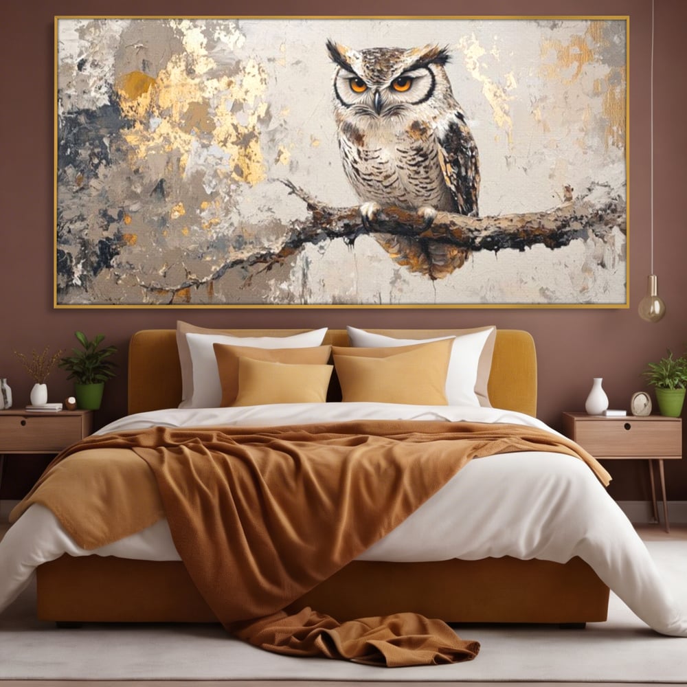 Tablou canvas cu tablou canvas cu bufnita pe ramura, in rama de aluminiu auriu, pe perete intr-un dormitor